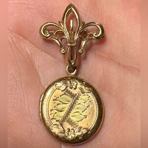 Antique 10k gold filled fluer-de-lis etched photo locket brooch